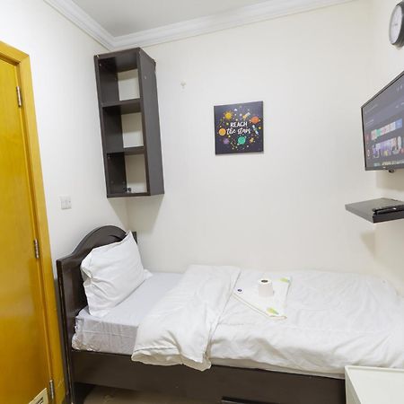 Budget Rooms With Private Bathroom For 'Girls' Only In Dubai, Marina Exterior foto